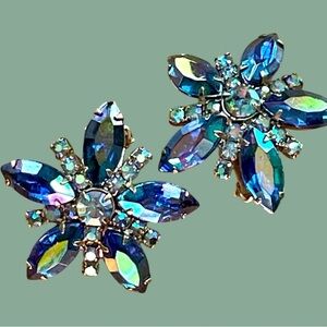 Fabulous vintage clip-on earrings, unsigned, all stones intact, 1.25 inches